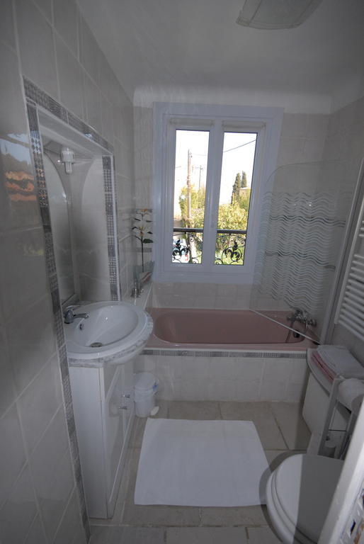 Bed and Breakfast Mas des Kardouons Tourrettes-sur-Loup Zimmer foto