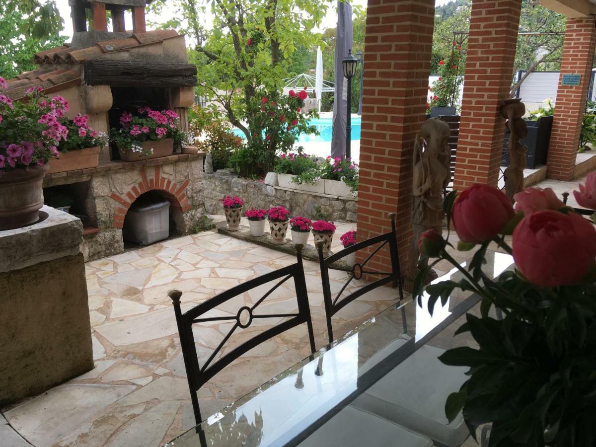 Bed and Breakfast Mas des Kardouons Tourrettes-sur-Loup Exterior foto